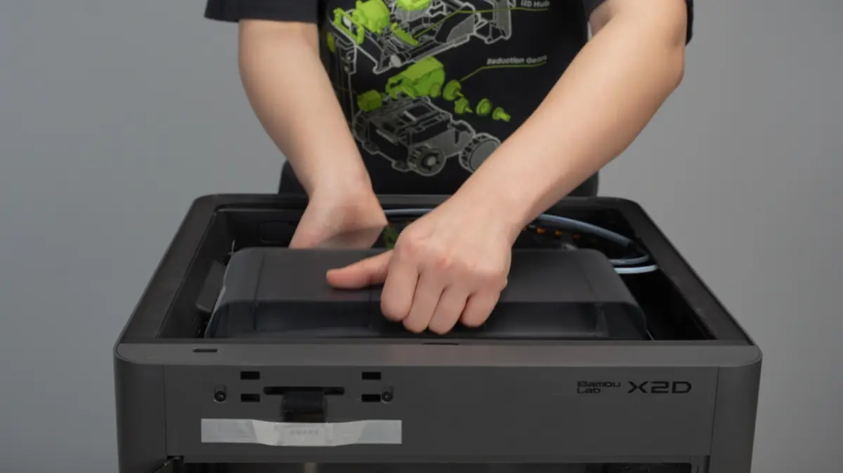 AMS 2 Pro løftes ud af printeren