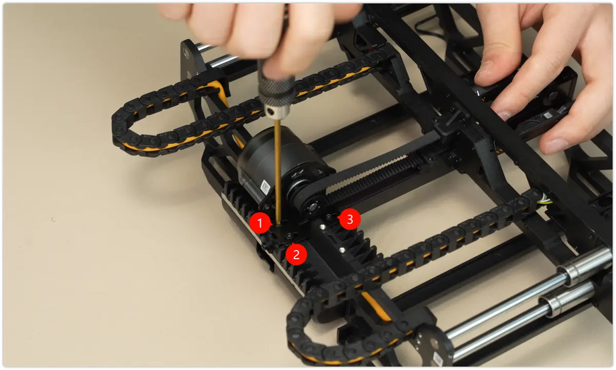 Afmontering af motorens tre fastgorelsesskruer