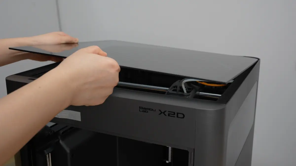 Det øverste glasdæksel sættes tilbage på printeren