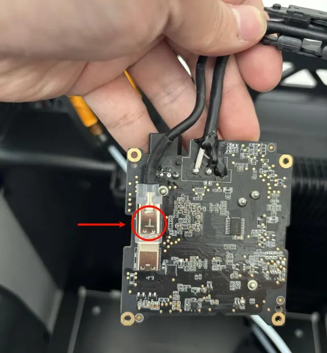 USB-C-stik hvor T-markeringen vender udad