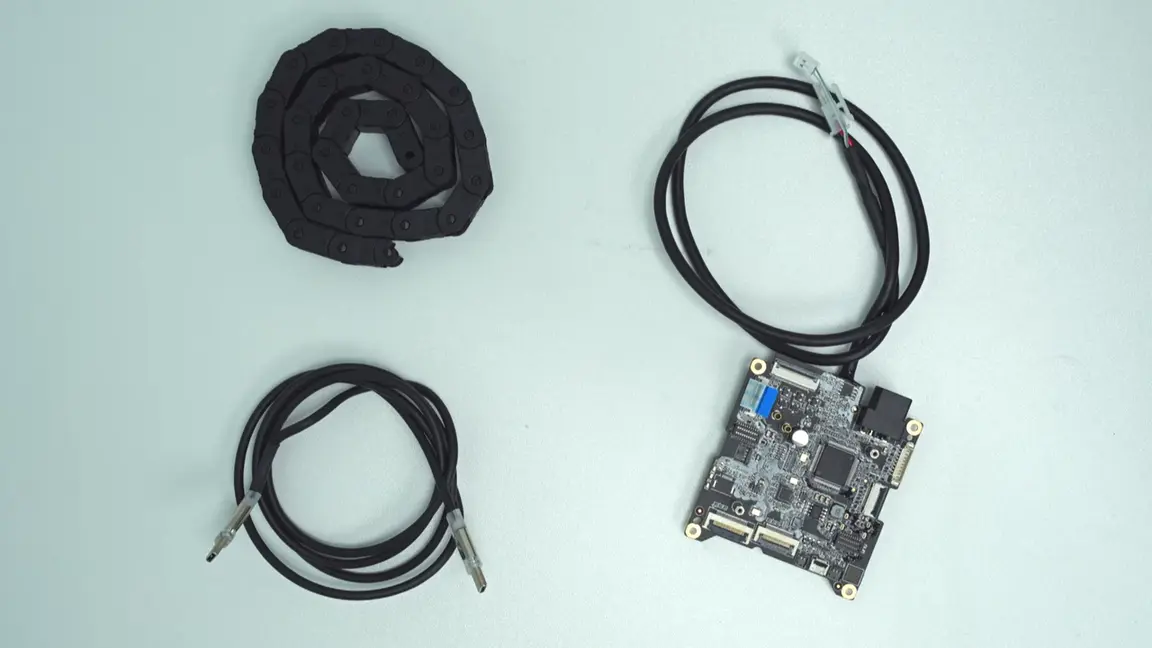 Alle kabler frakoblet med USB-C-kabel, TH board og kabelkæde adskilt