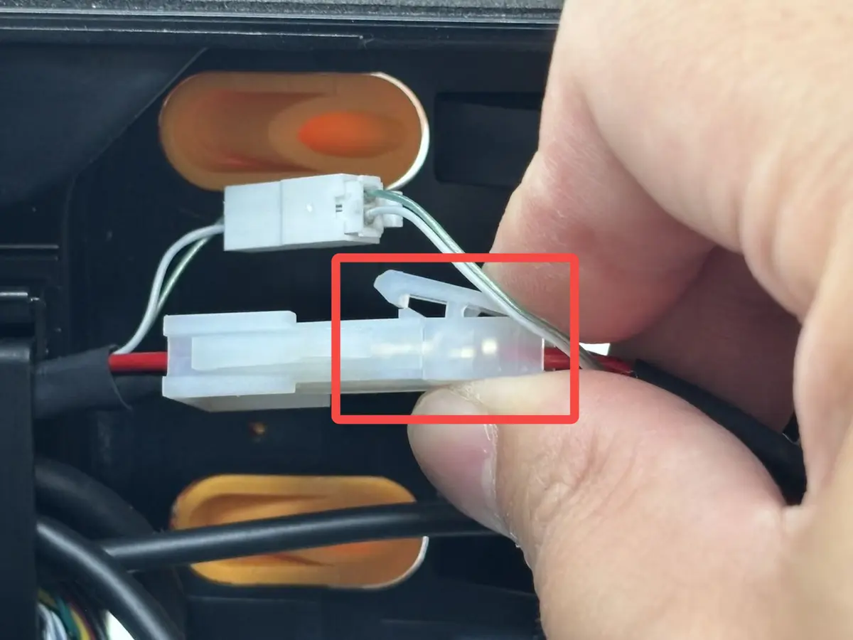 Tryk på låsen på MC-TH-kablet for at frakoble det fra adapterkablet