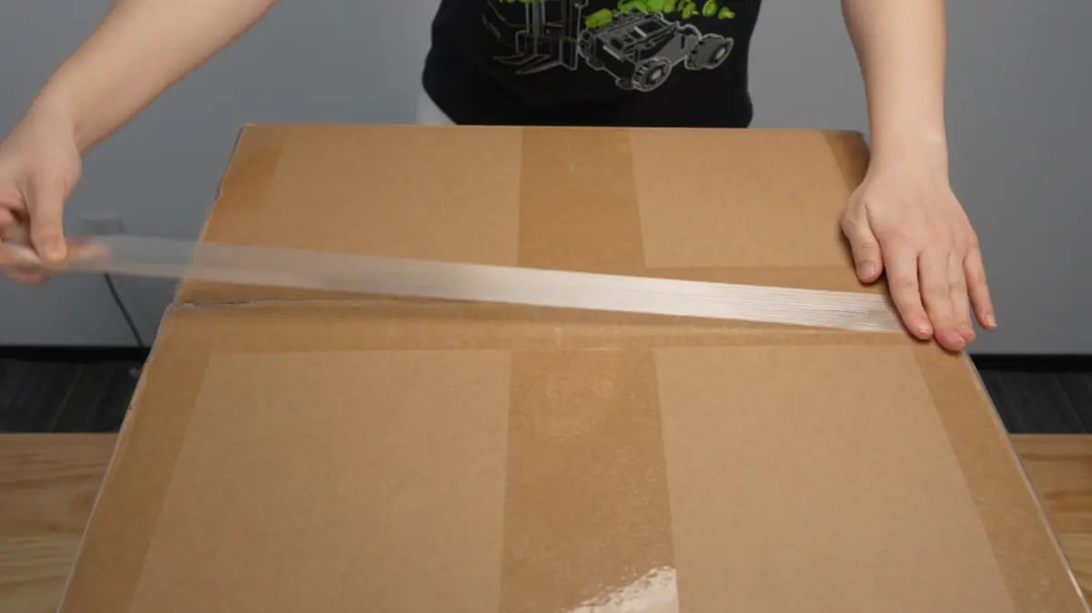 Yderkassen forsegles med tape