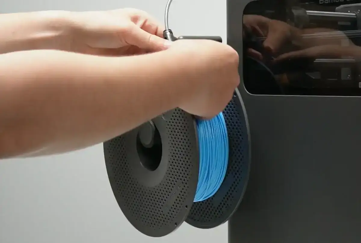 Filament føres manuelt ind i PTFE-slangen