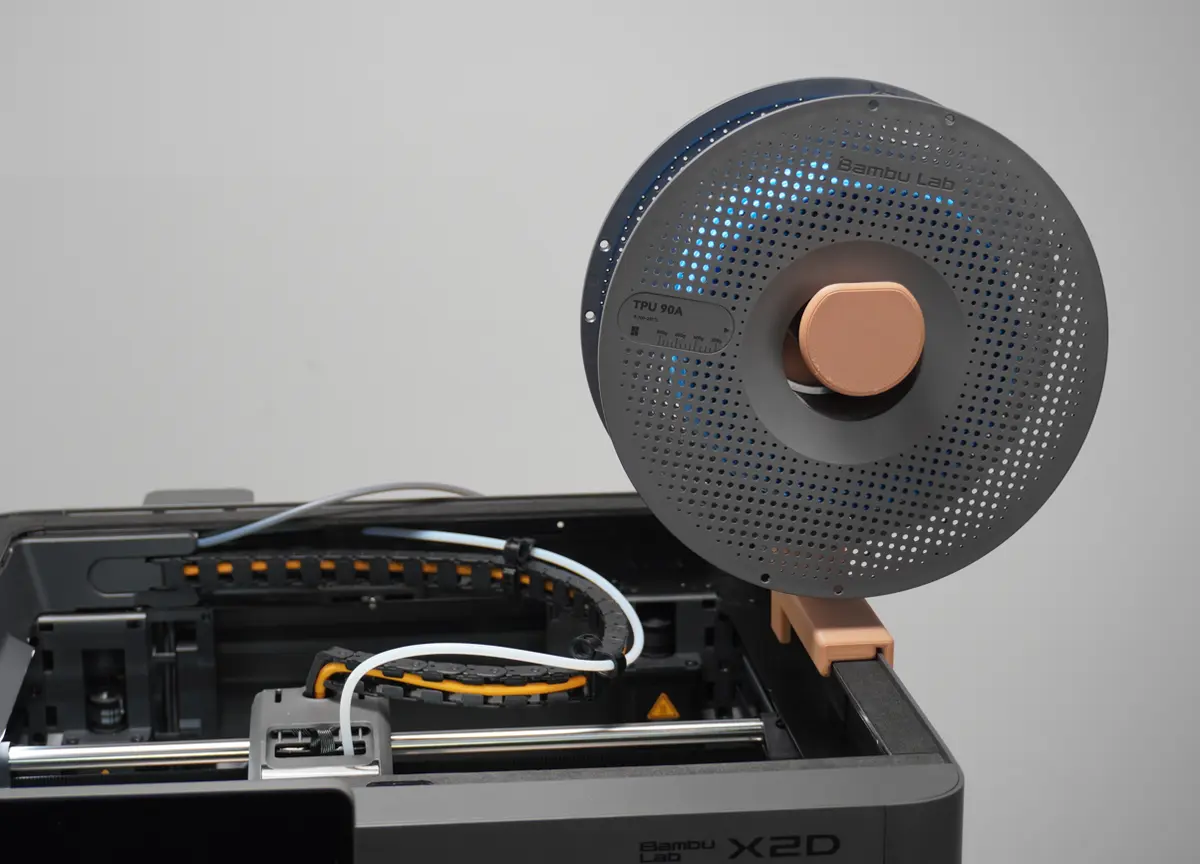 TPU-filament placeres på den topmonterede spoleholder
