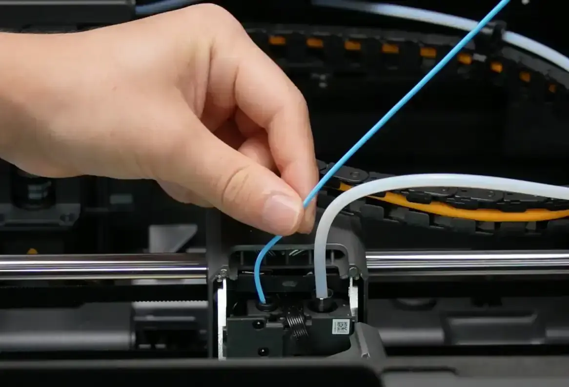 Filament sættes ind i ekstruderen efter opvarmning af hotend