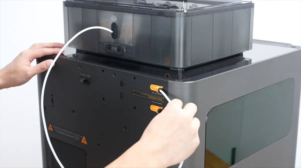 Sæt PTFE-slangen ind i printerens øverste kobling
