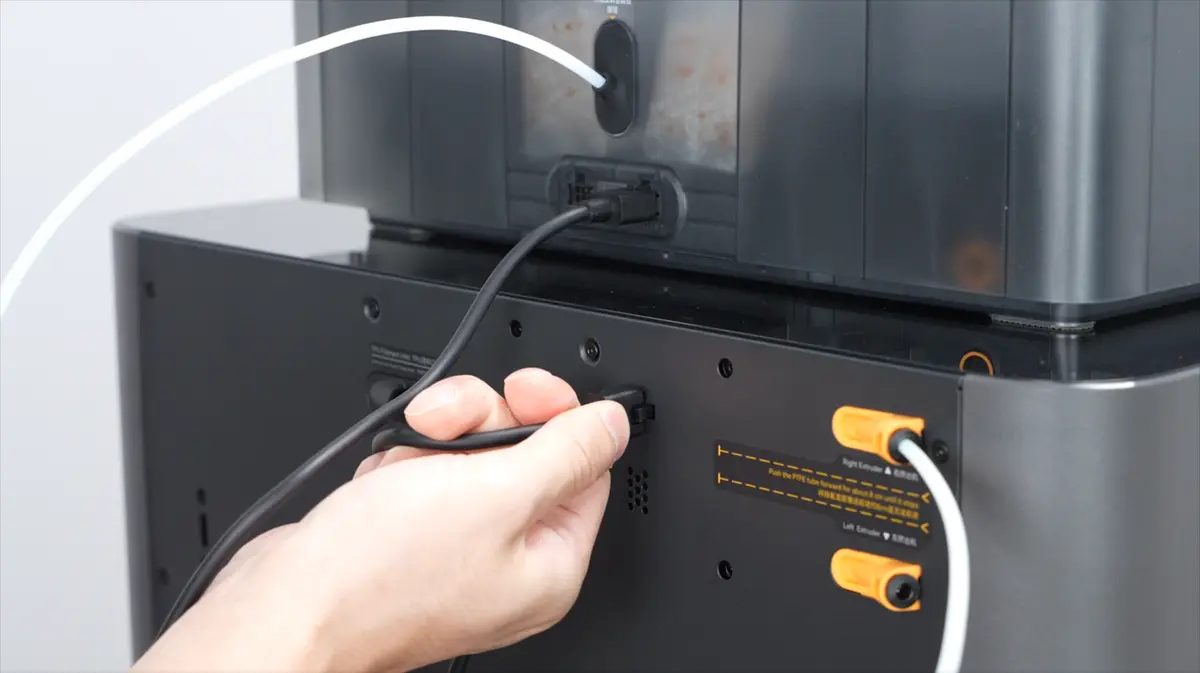 Sæt den anden ende af det 6-benede kabel i printeren