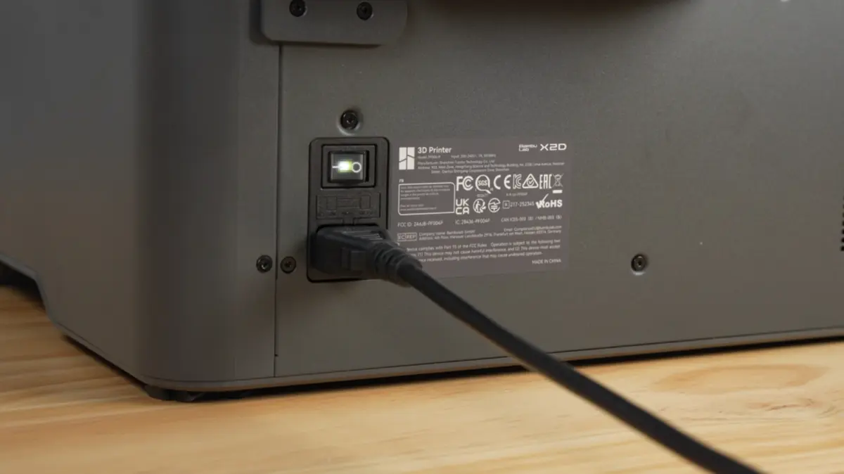 X2D-printer taendt med startskaerm paa touchskaermen
