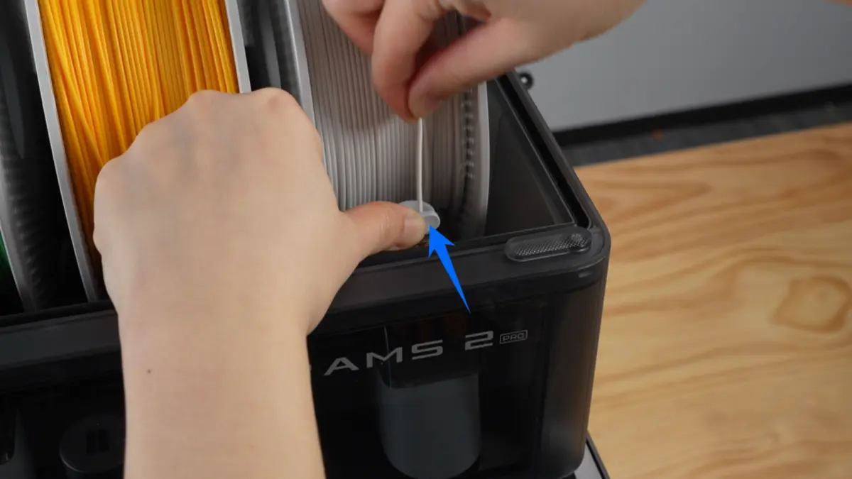 Filamentspole ilagt i AMS 2 Pro-slot med filament foert ind i indloebet