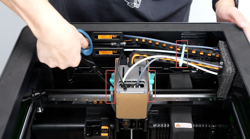 Fjern kabelbinderne nær printerens toolhead