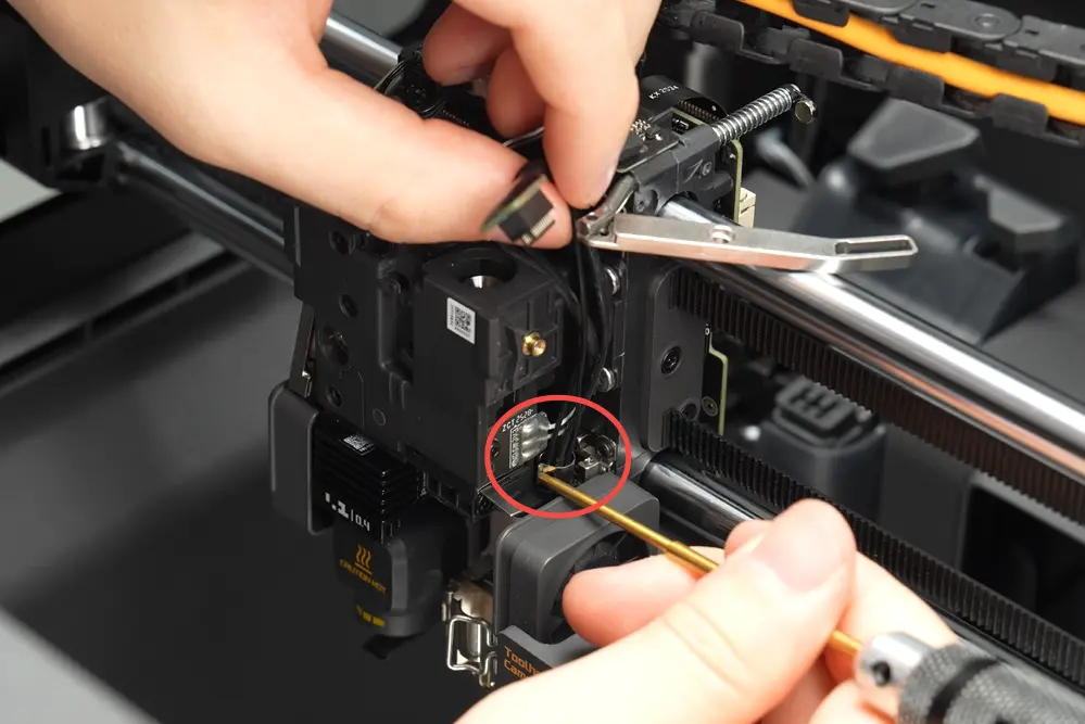 Fastgoerelse af metallaasetappen til den hoejre hotend-varmeenheds kabel