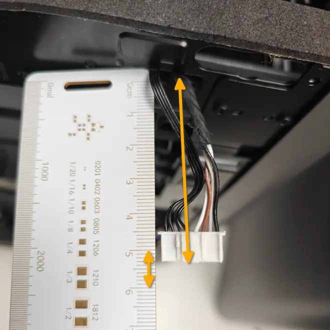 Fem til seks cm kabel efterlades bag på printeren til hjælpeekstruderen