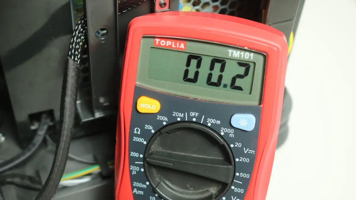 Modstandsmåling af sikringen på MC-kortet med multimeter