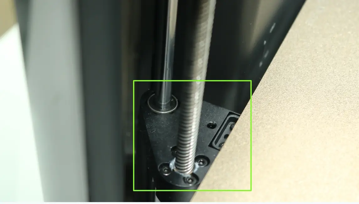 Naerbillede af Z-aksens slider under rengoering
