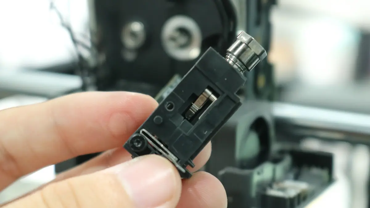 Hall-sensor-modulet tages af, og fremføringskanalen fjernes