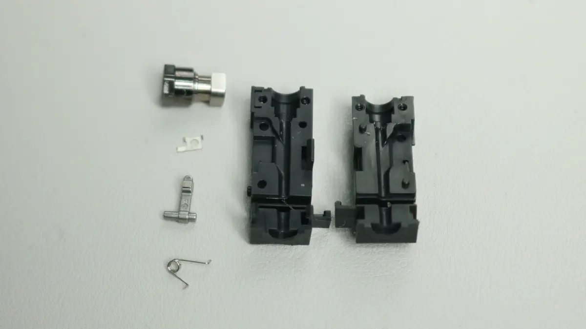 Knækket filament og snavs fjernes fra den åbnede fremføringskanal