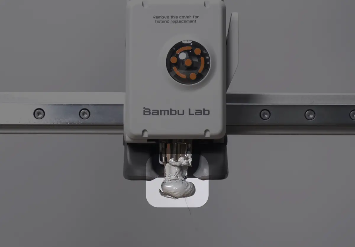 Dyse omsluttet af ophobet filament under print