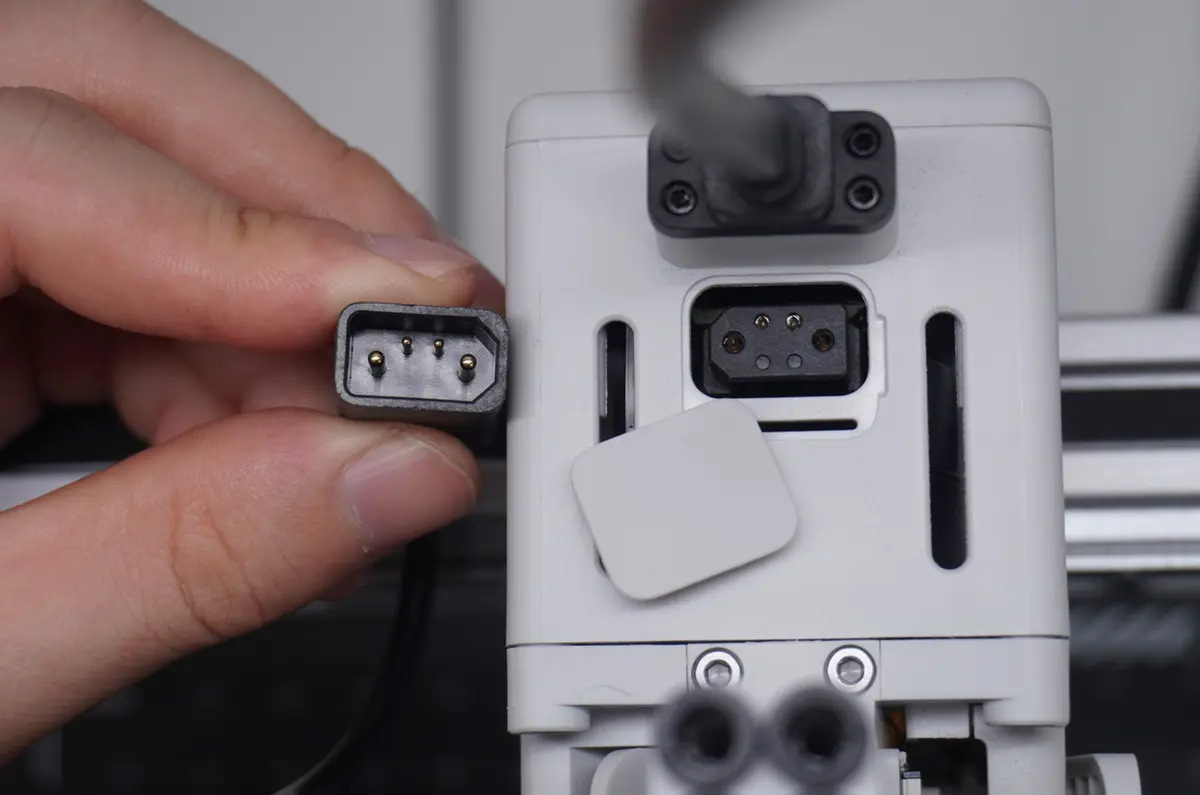 Ret skæremodulets kabel ind efter stikket