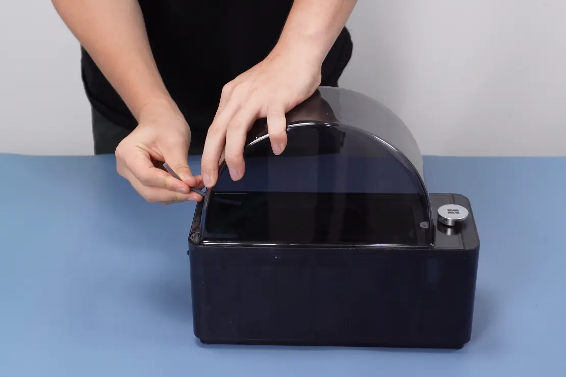 Et 50 mm stykke PTFE-slange føres gennem den dedikerede TPU-udgang
