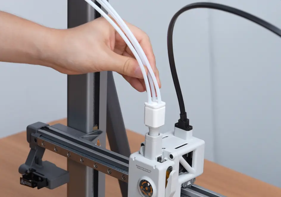 De tre PTFE-slanger fra AMS lite sat i filament hubben