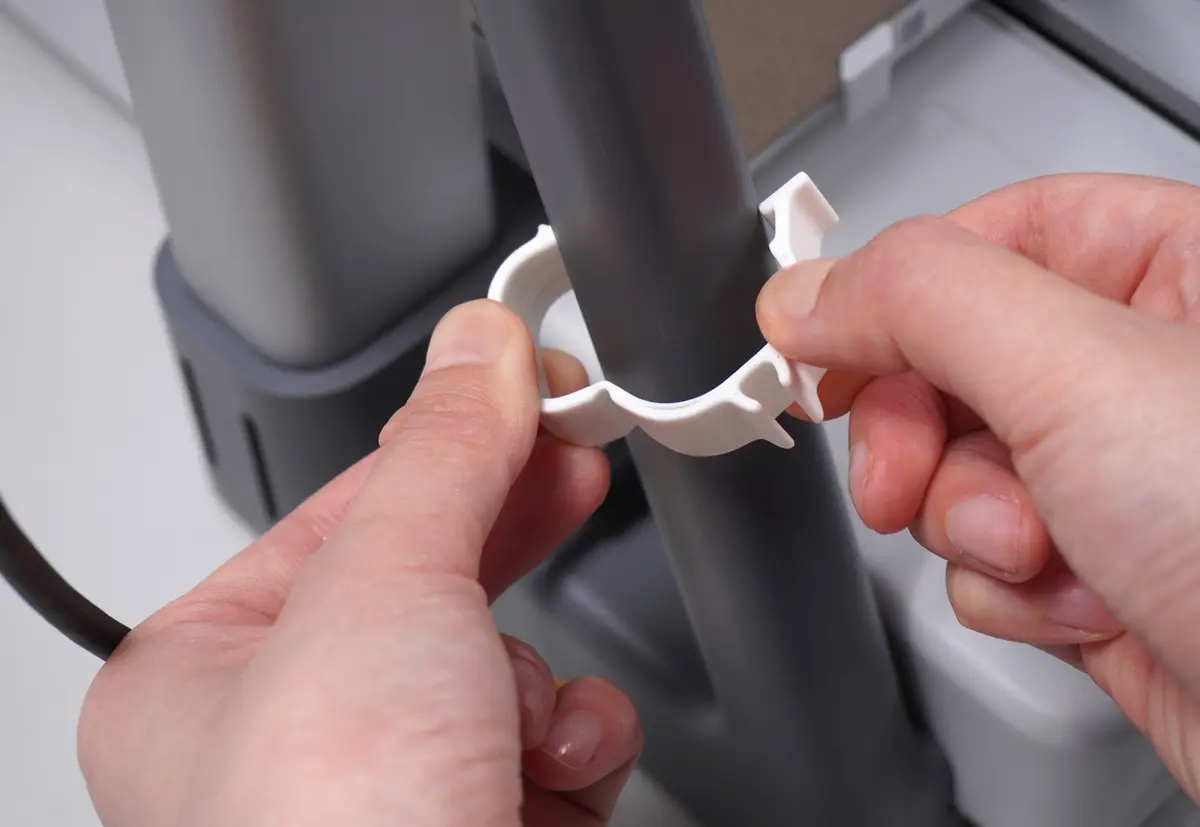4-pin kabelholder skubbet ind på diagonalstiveren