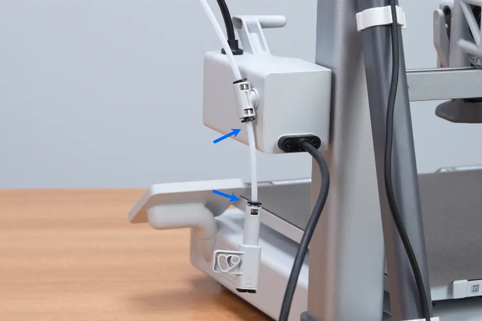 Kort PTFE-slange forbundet mellem koblingen og 4-i-1 adapteren