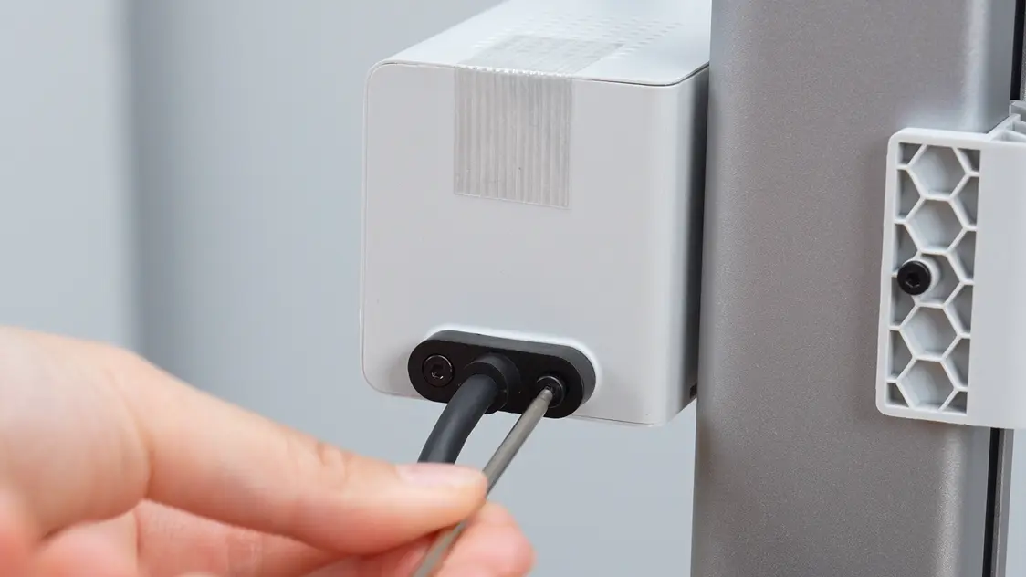 Kabel: spaend de 2 skruer