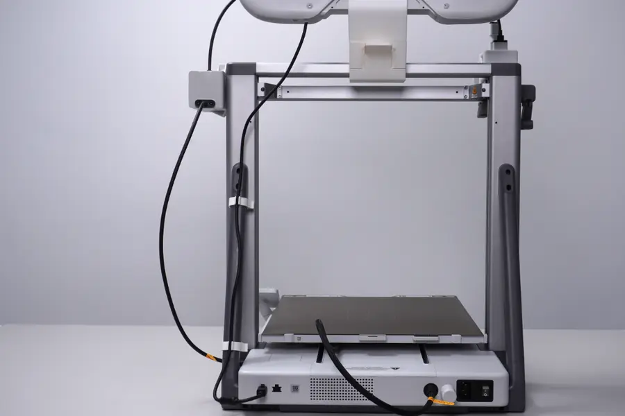 Installer den anden 4-pin organizer og fastgør kablet