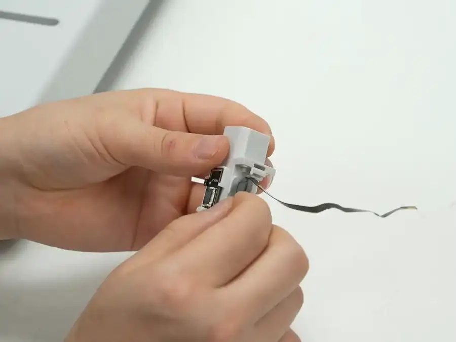 Forbindelseskablet sættes i filamentsensorprintets stik og låses fast