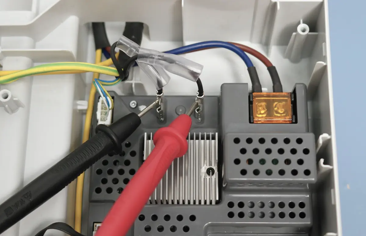 Måling af varmebordets varmelegememodstand mellem stikkets to ender med multimeter