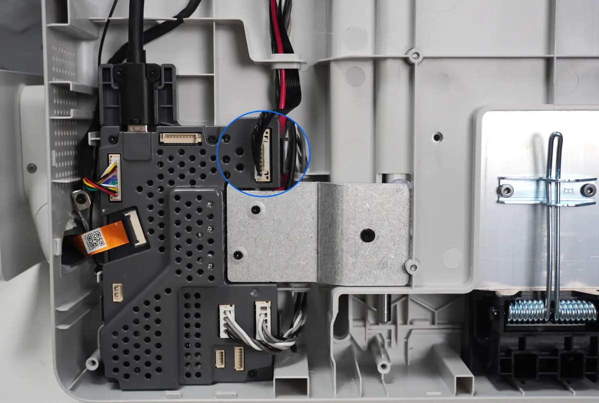 AC-endens stik på Mainboard-AC-kablet taget ud på Bambu Lab A2L
