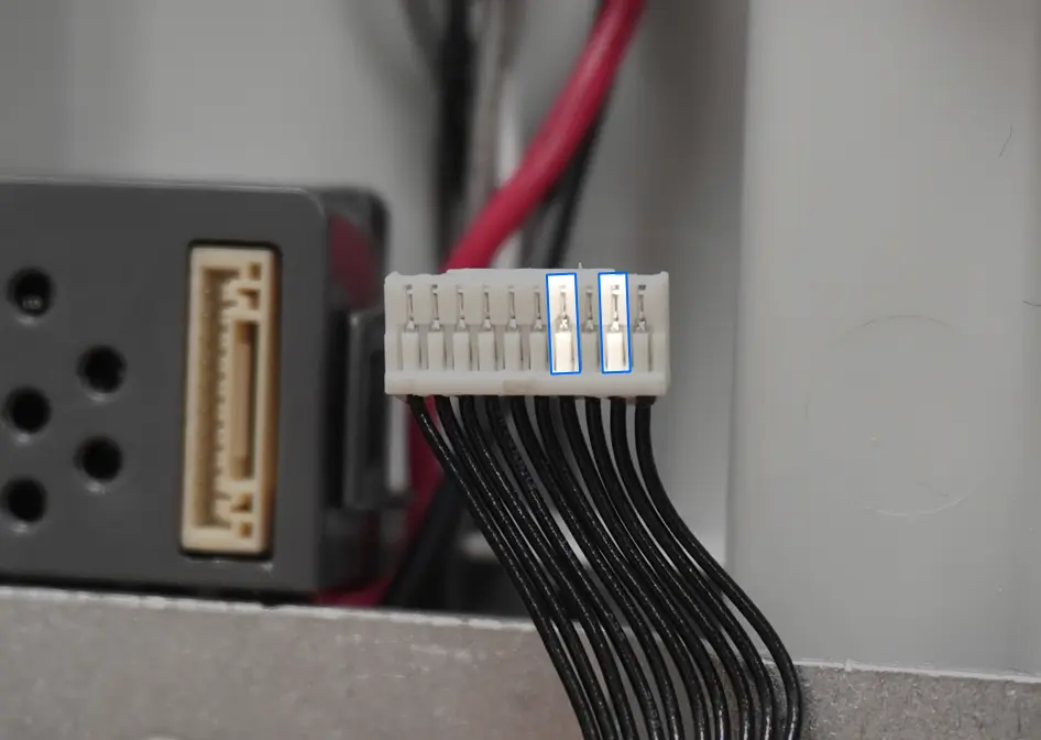 Måling af modstanden i Mainboard-AC-kablets to porte med multimeter