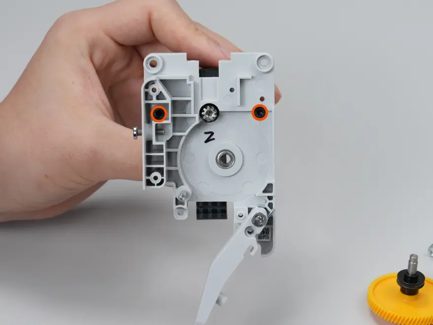 De to skruer der holder A3508 extruder-motoren fjernes