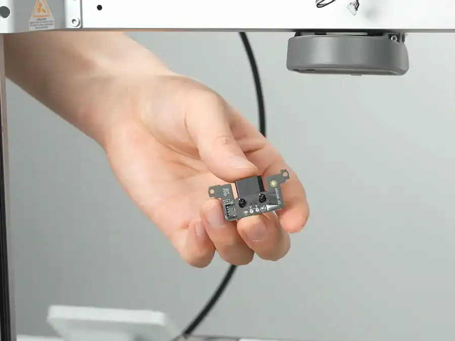 Fladkablet trykkes ned i hunstikket på adapterprintet