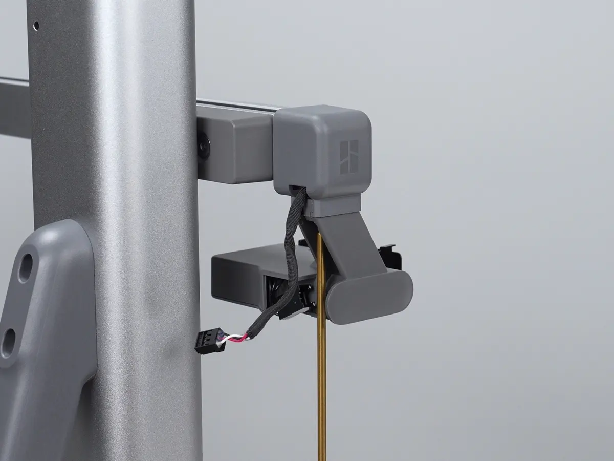 Rensekluden fastgøres med en skrue