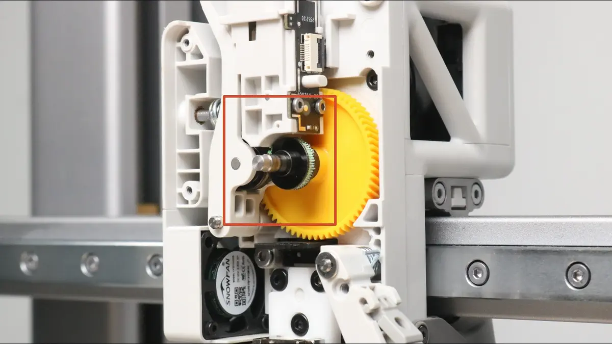 Ekstruderens tandhjul tilsmudset med filamentrester mellem tænderne