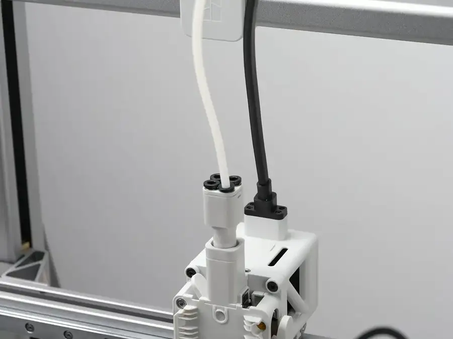 Lås PTFE-røret op ved at trykke på den runde ring på filament hub