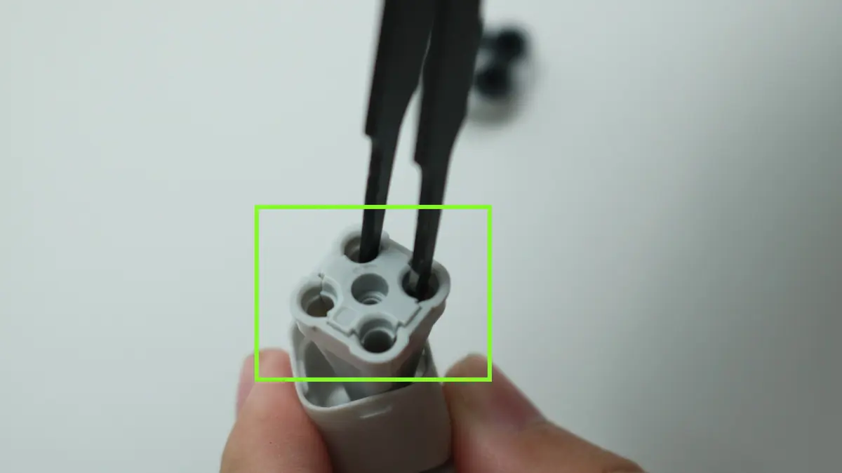 Tag de indvendige dele ud af filament hub med pincetten
