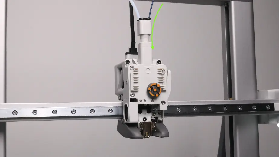 Filament føres ind i ekstruderen på A2L
