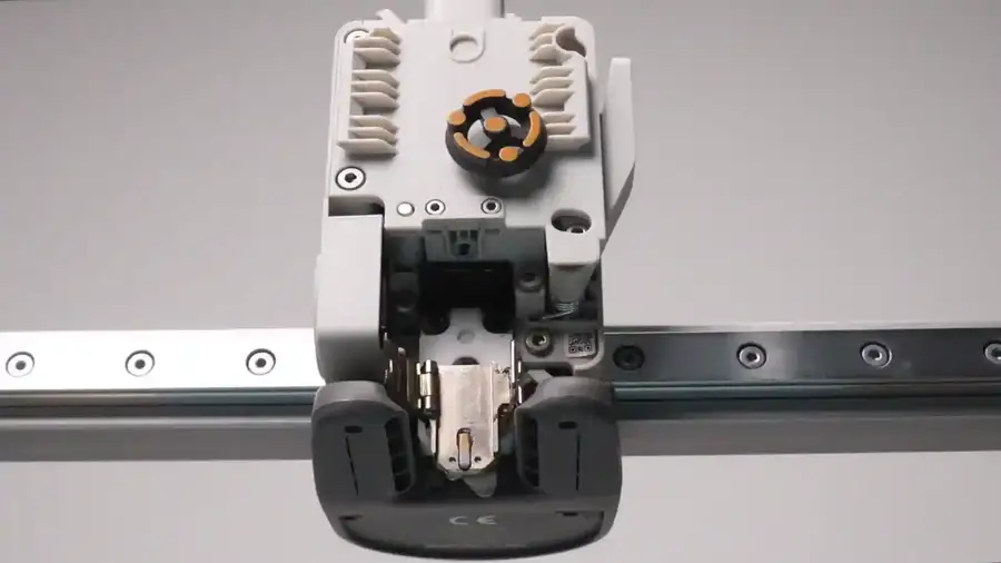 Filament ekstruderes korrekt fra ekstruderen, hvilket peger på en tilstoppet dyse