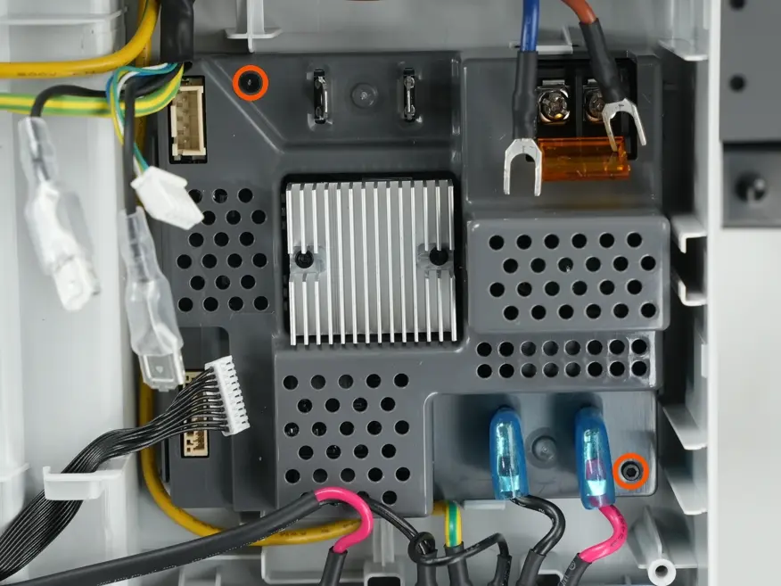 De to skruer der holder AC-boardet fjernes med H1.5 unbrakonøgle