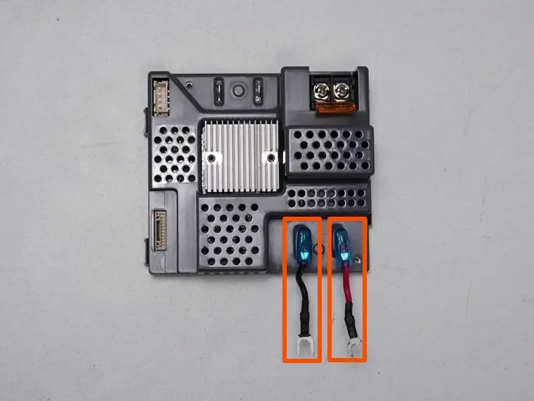 Nyt adapterkabel sættes i det nye AC-board i korrekt farverækkefølge