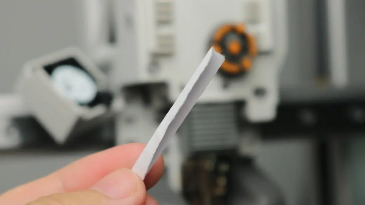 Foldet A4-papirstrimmel på cirka 0,2 mm til måling af afstanden