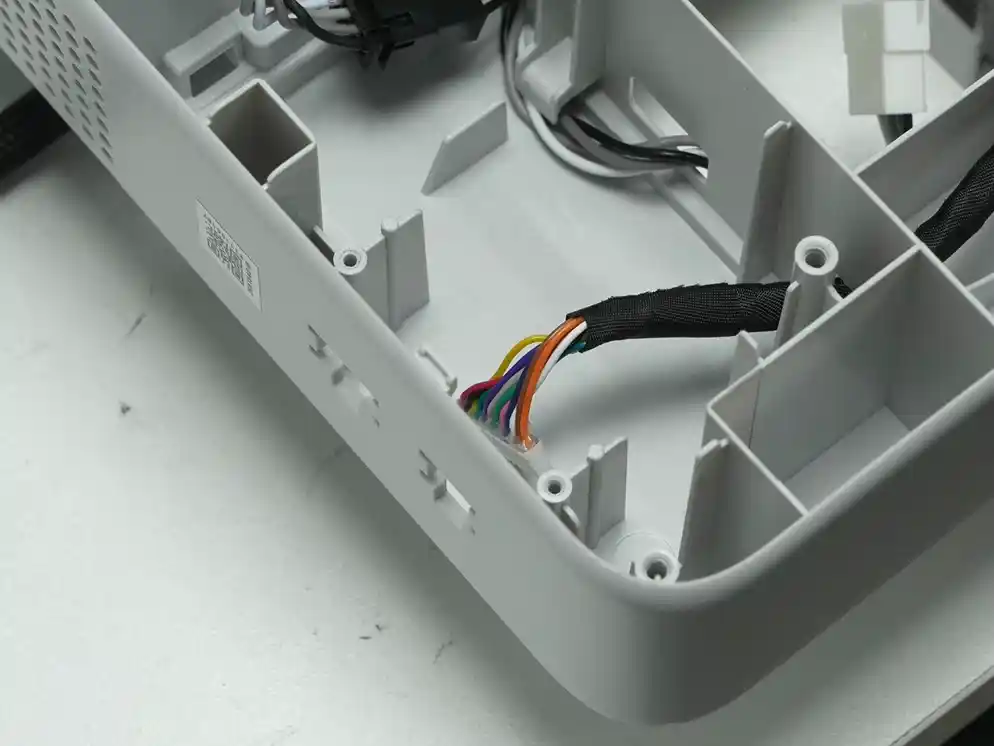 4/6-pin forbindelseskortet sættes på plads igen
