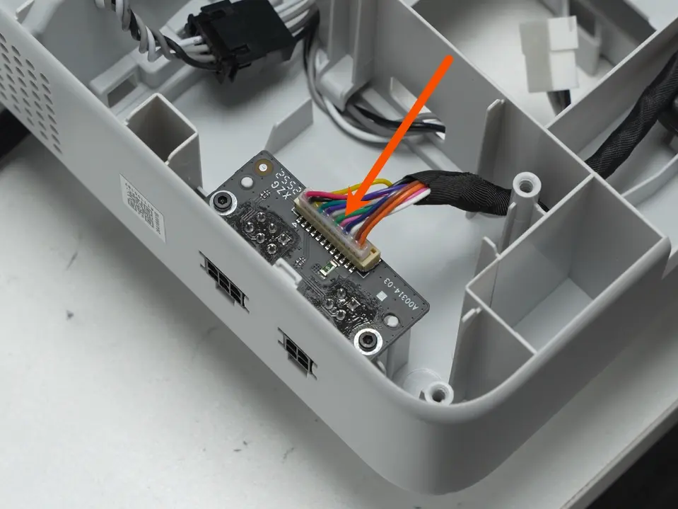 Forbindelseskablerne tilsluttes 4/6-pin forbindelseskortet