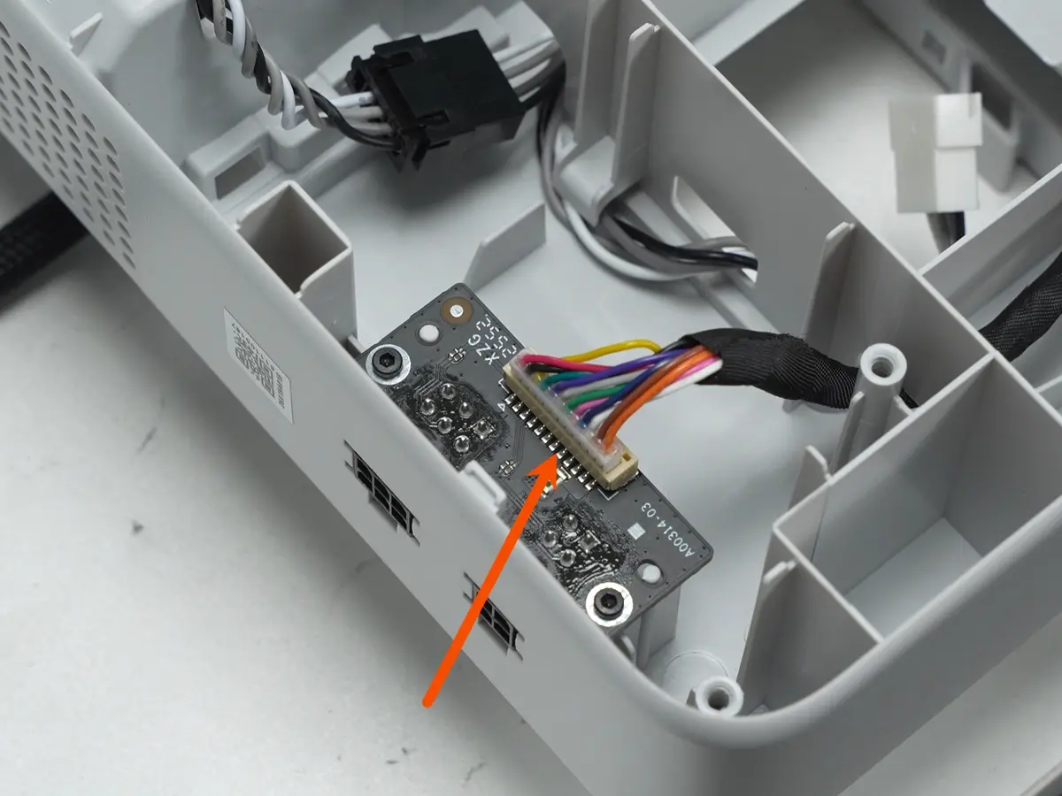 Det andet forbindelseskabel tilsluttes 4/6-pin forbindelseskortet