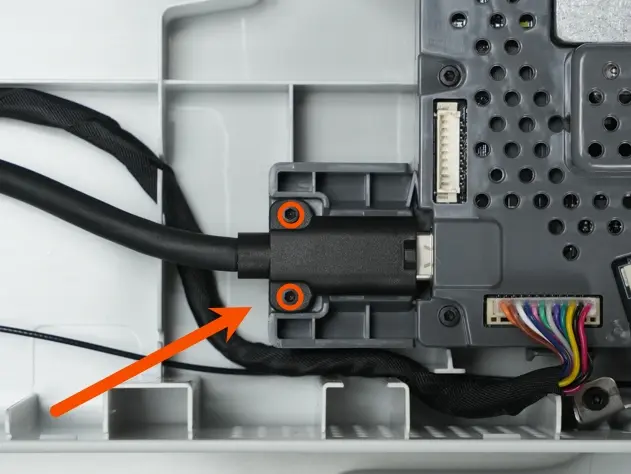 Afmontering af skruer på bundkortets kabel med H1.5 unbrakonøgle