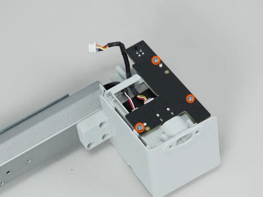 Adapterboardet fjernes, og Hall-sensorens kabel afbrydes