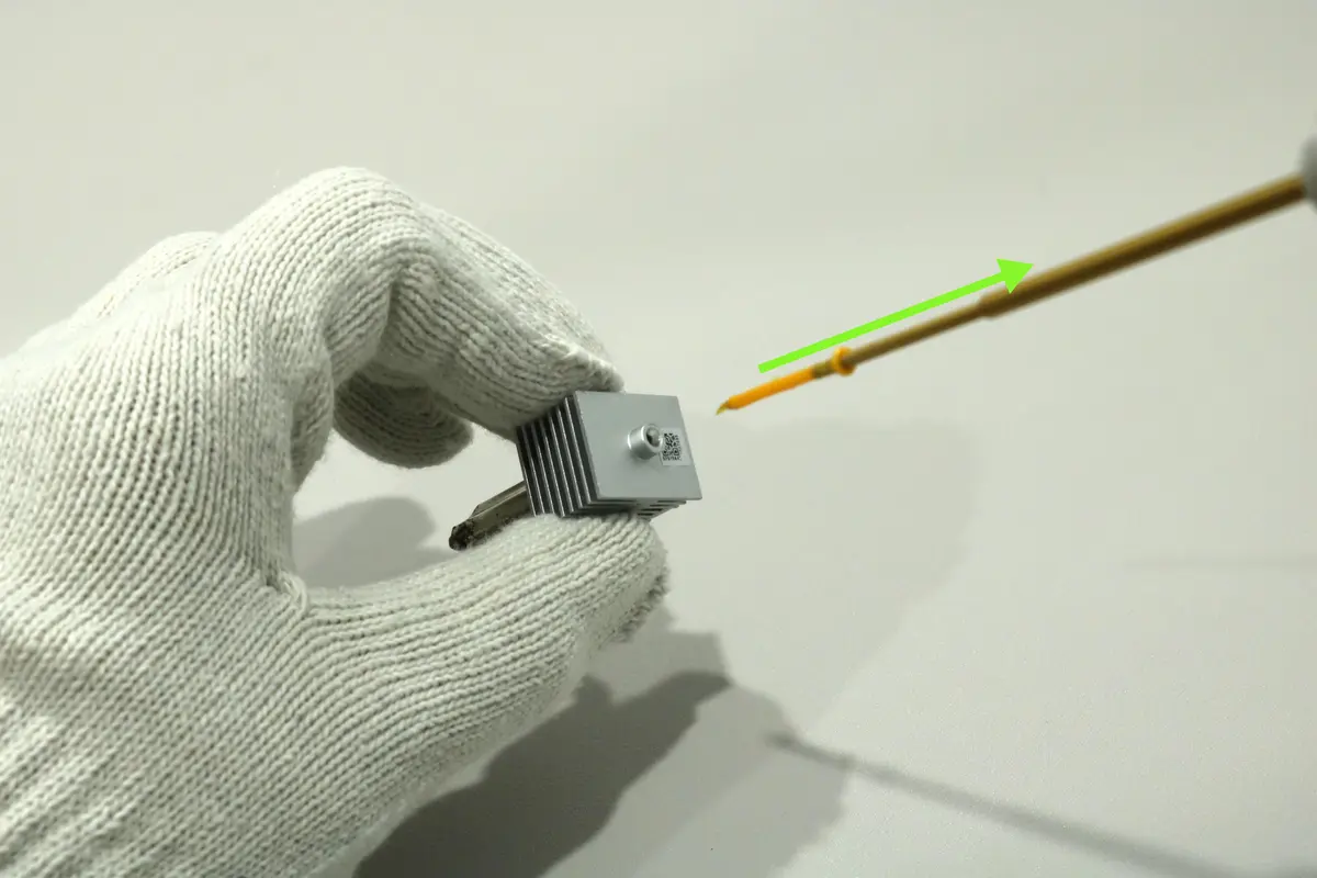 Det tilstoppede filament trækkes ud af hotendet sammen med unbrakonøglen